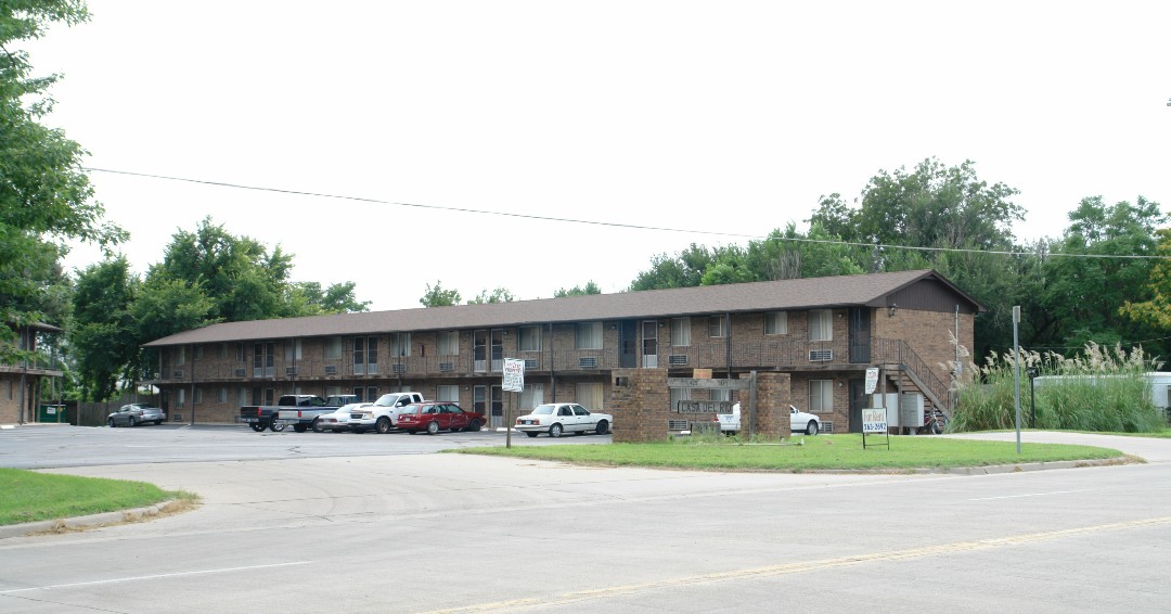 TrinityMultifam's tweet image. We have re-entered Kansas! Welcome to our #teamtrinity family of managed properties Lux off Riverwalk in Wichita! We are excited to have you as part of our team! #teamtrinity #theimpossibleispossible