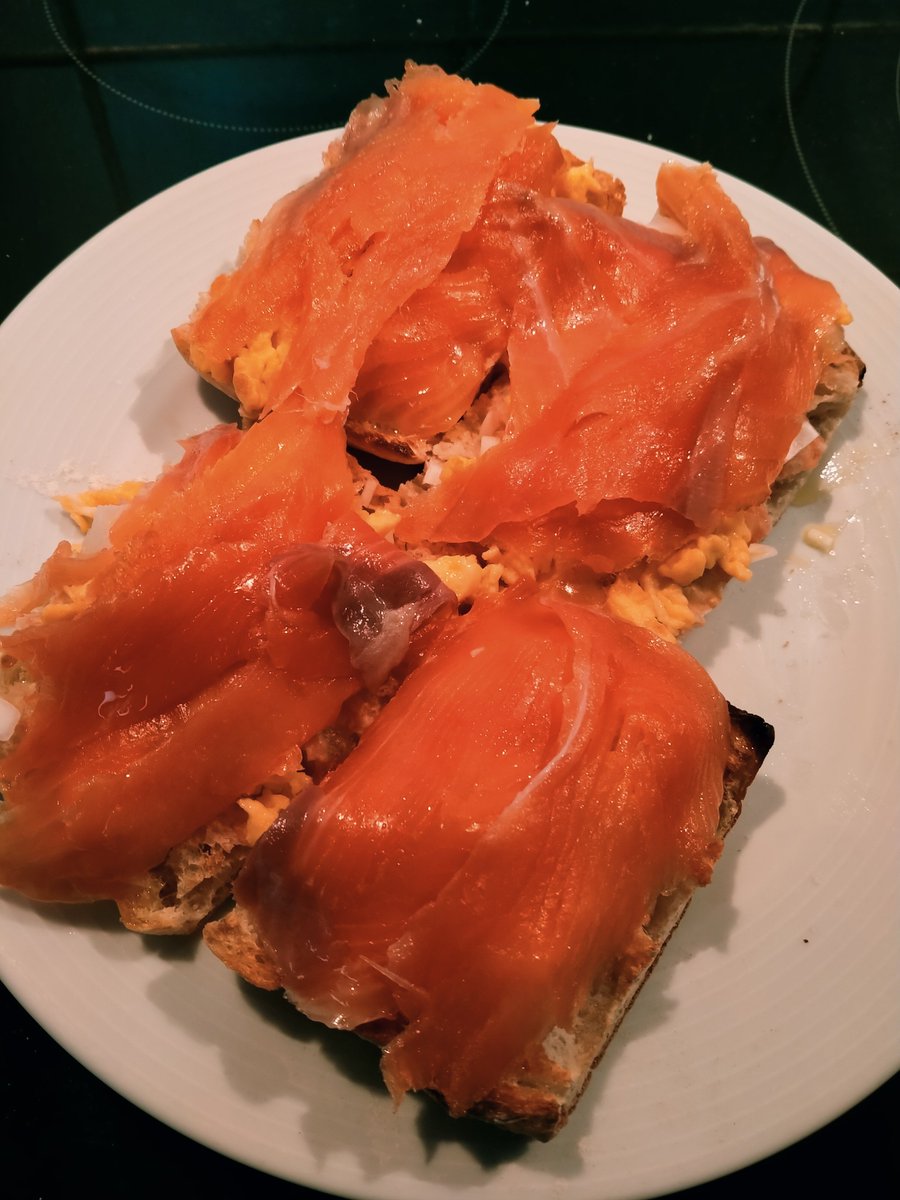 Avui a la secció PLATS CONFINATS:

- XAPATA TORRADA amb CEBA, OUS REMENATS i SALMÓ FUMAT.

Gràcies <a href="/Olga_LaOtto/">Otto</a>  per la recepta! 😘🙌🏻