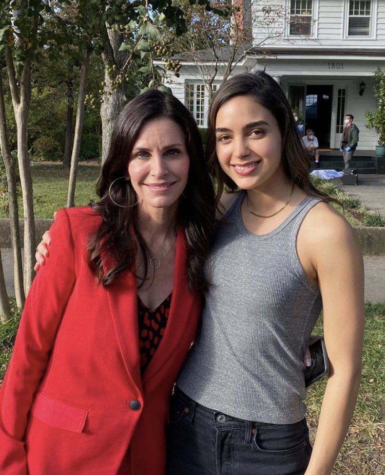 ScreamFR's tweet image. Courteney Cox et Melissa Barrera sur le tournage de #Scream ❤️🔪
