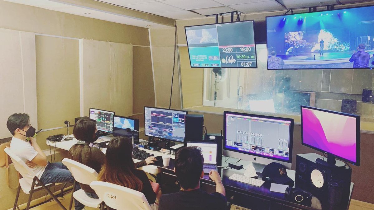 alomelic's tweet photo. #Domingo en @icvtepic #ChurchProduction #VidaTepic #ProPresenter #AbletonLive https://t.co/JOJHpSxMIx
