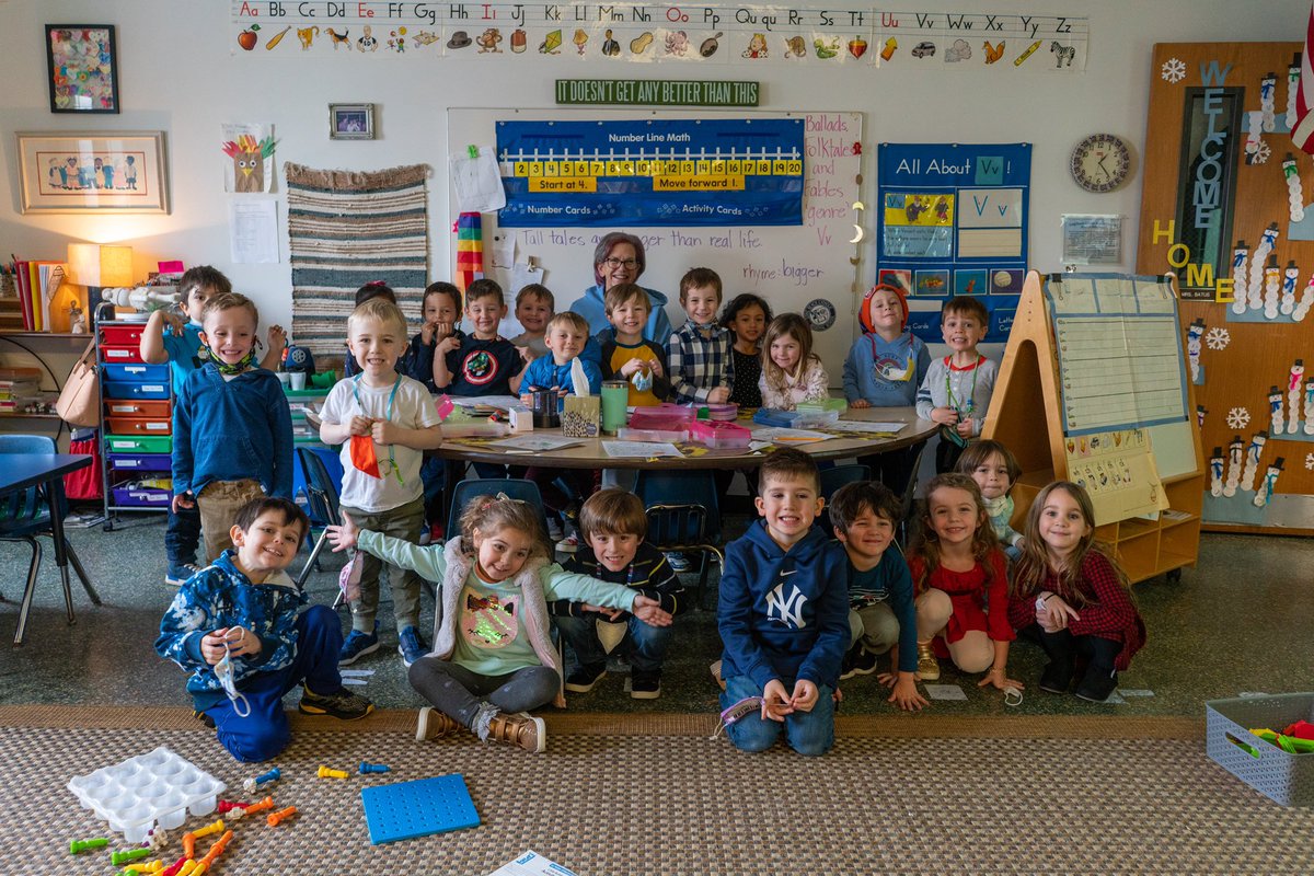 BeachCatholic's tweet photo. Today our parish school took time to honor the men and women of law enforcement. Our students made cards for the members of the @NYPD32Pct, and prayed for Officers Jason Rivera and Wilbert Mora, their families, and all the brave men and women in blue. @NYPDnews #nypd https://t.co/8mlNCer2Jo