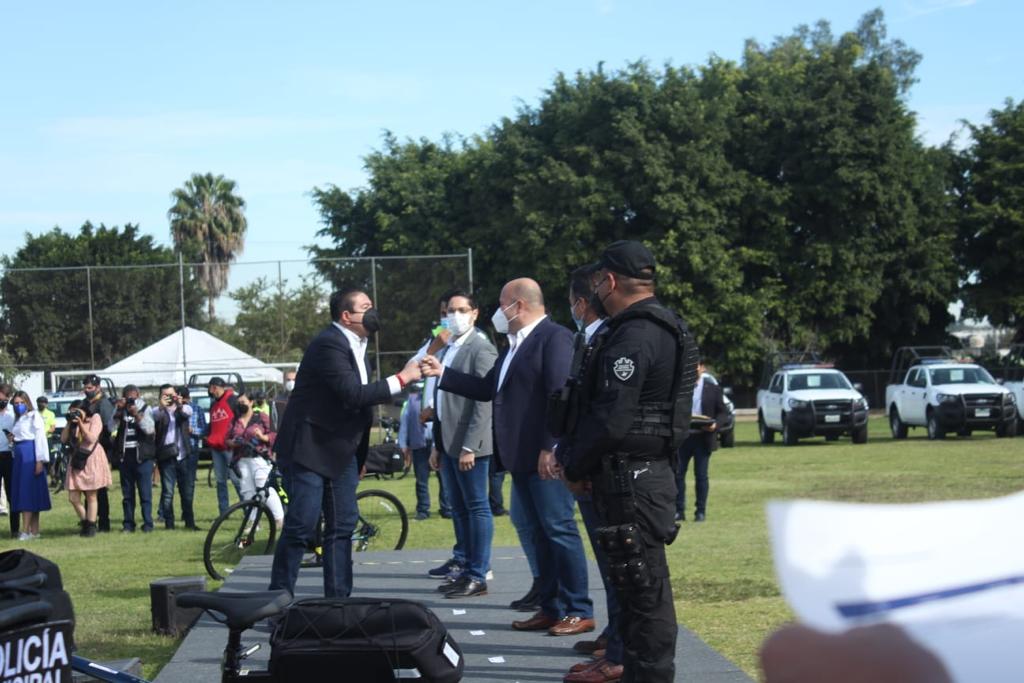 GustavoRoblesM's tweet photo. De la mano el @GobiernoAutlan, el @GobiernoJalisco y @SSeguridadJal trabajamos por un #AutlanMejor. Agradezco a @EnriqueAlfaroR y a @RicardoSBeruben por el apoyo. https://t.co/CS70e7lIYh