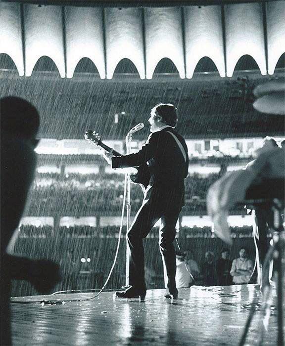 AugieNash's tweet image. St Louis, Mo.- John Lennon singing in the rain on August 21, 1966 at Busch Stadium. #STLCards #Beatles
