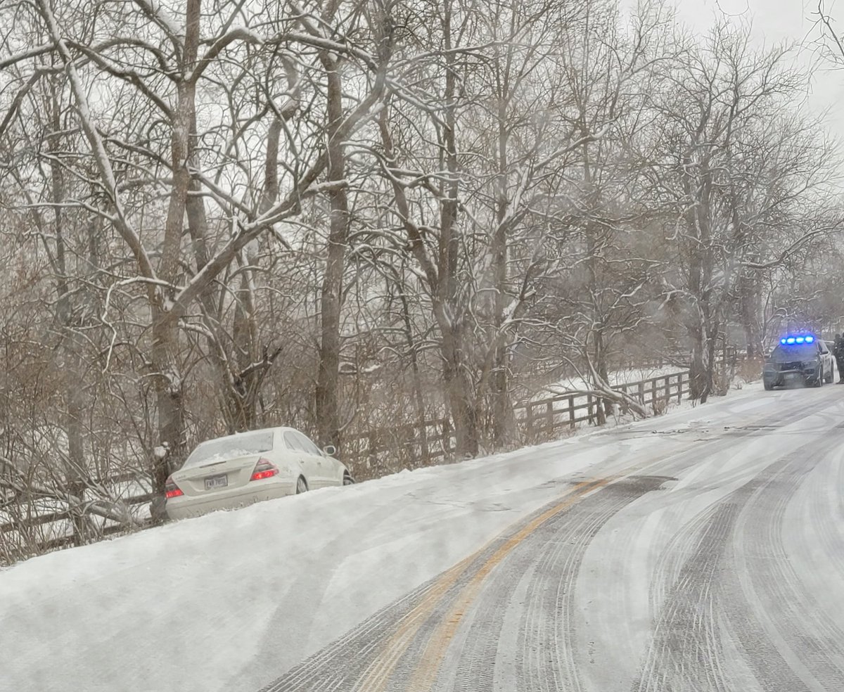 HamiltonTwpPD's tweet photo. Use caution... roads are slick! We are investigating multiple crashes at this time throughout our Township https://t.co/wKzR5ScAMe