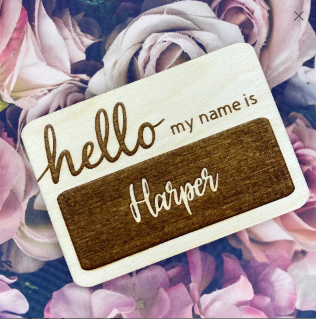 SweetLeeHome's tweet image. These “Hello My Name Is” Wooden signs are the perfect way to announce your baby's arrival. Have it with you in the hospital, use at your newborn photoshoot or send as a gift to that mama-to-be. 
SweetLeeHomeDecor.Etsy.com

#babynamesign #smallbiz  #newborn #babynames #babyshower