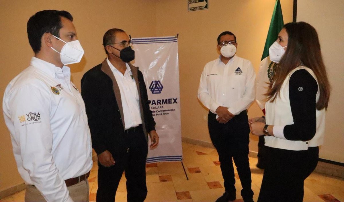 Coparmex_PR's tweet photo. Hoy recibimos al Director General de la AEEV (@aenergiaver), quien presentó el panorama de las inversiones en materia de energía para Veracruz.
En el evento participaron Socios de nuestra Comisión de Energía y representantes de otras cámaras empresariales del norte del estado. https://t.co/qJ7OcATUPL