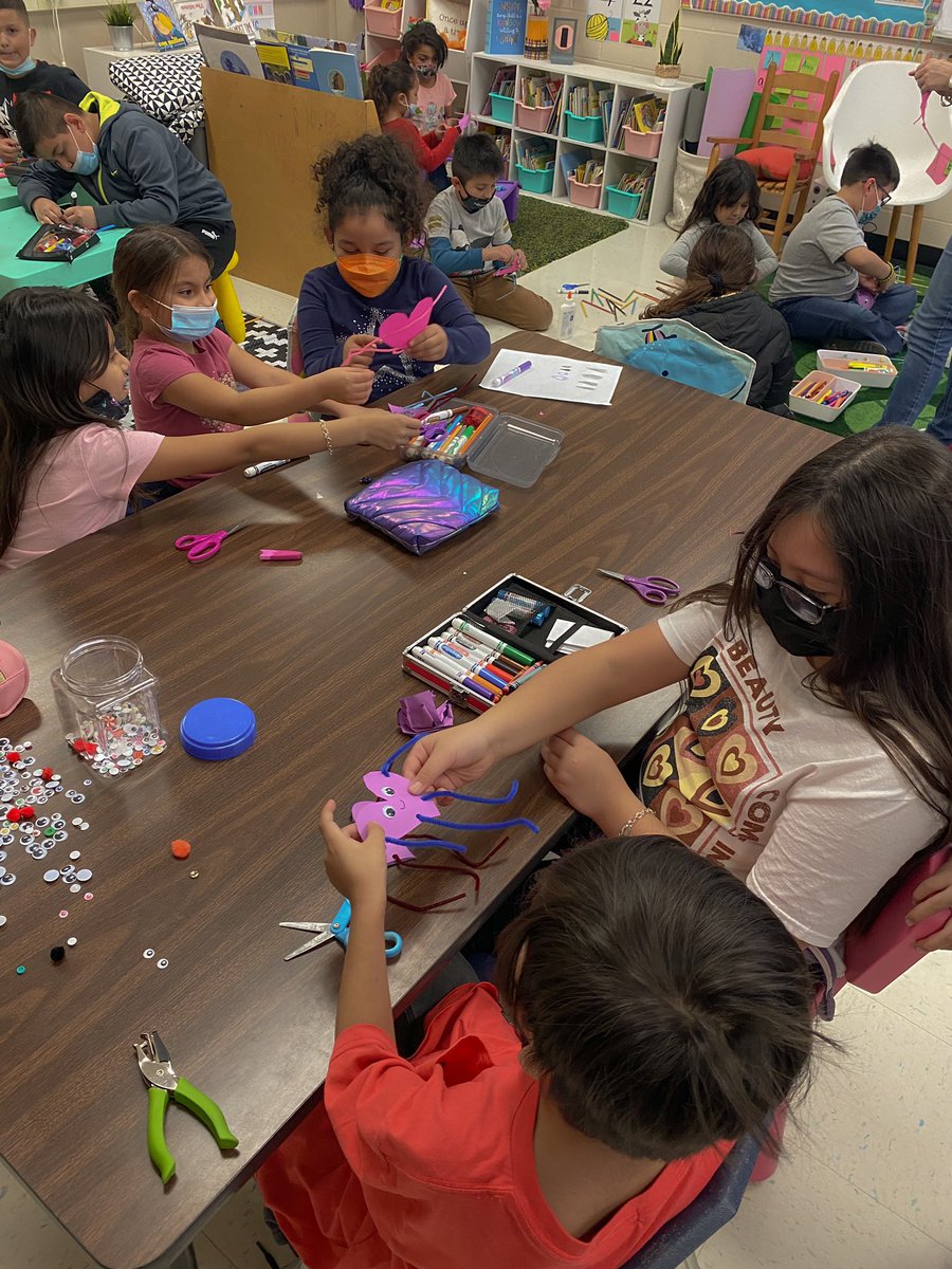 lysettemlara's tweet photo. Greatest buddies in the world sharing their hearts! 💗❤️💗❤️ @normand15486547 #GreatnessGrowsHere @NISDMeadowVill @MVECounselors2 https://t.co/JJbQdFFCEm