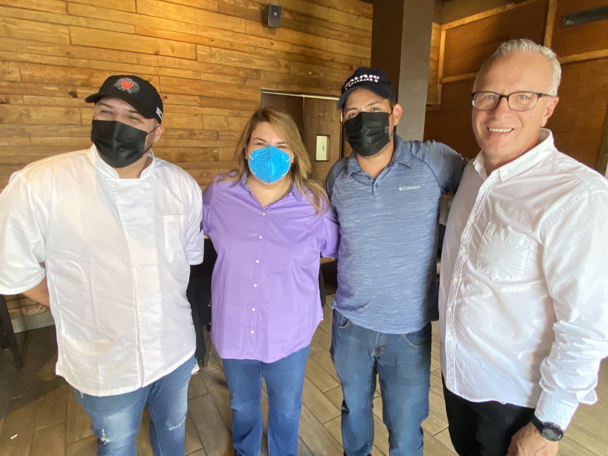 En los alrededores de la plaza de #Cayey visitamos varios comercios como el Restaurante Veintidós que abrió operaciones en septiembre, los mantecado de Rex Cream, farmacia Vázquez, Old Town Lounge y llegamos hasta el Mesón de Melquiades, toda una institución. #ApoyaLosTuyos