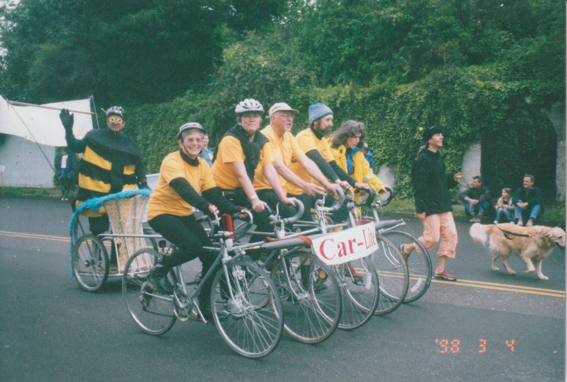 CommBikesSR's tweet photo. A chariot powered by five bikes welded together, built for Community Bikes https://t.co/jr77dOFx5L
