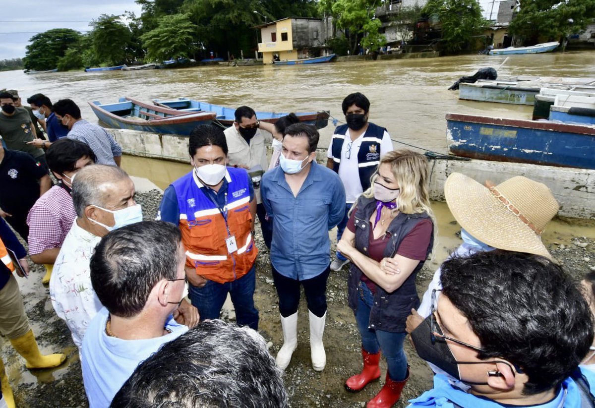 Riesgos_Ec's tweet photo. #Guayas | Junto al alcalde de @AlcaldiadeBalao, Jonnatan Molina; la perfecta de @PrefGuayas, Susana González y más autoridades locales, constatamos las afectaciones causadas por el desbordamiento del río #Balao que provocó inundaciones. 

#GestiónDeRiesgosEc https://t.co/wHiiEZS7qz