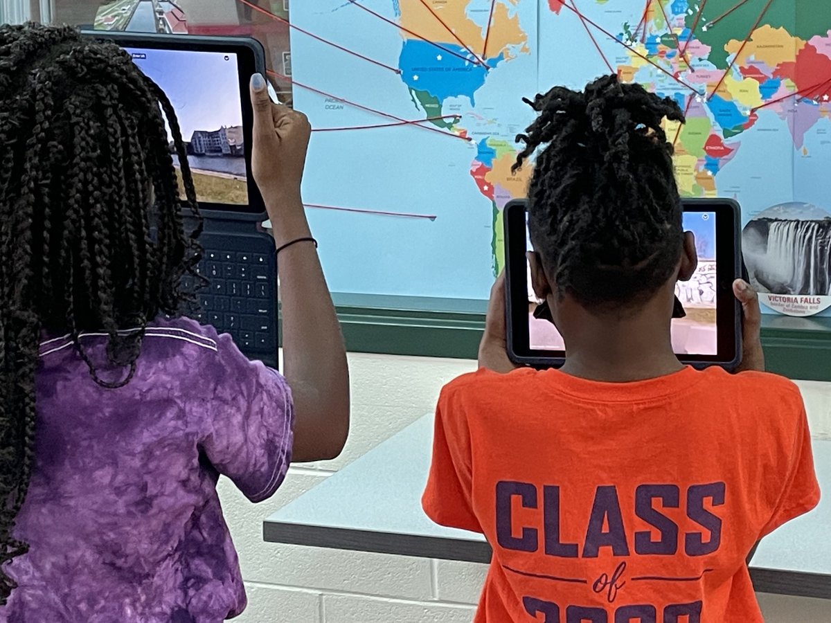 msjanack's tweet photo. #5thgraders using ⁦@nearpod⁩ virtual reality to visit the Berlin Wall to deepen understanding of #ANightDivided in English class. ⁦@Shorecrest⁩ https://t.co/nrATP8qCti