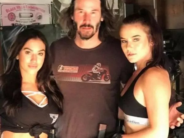 R_Garraty's tweet image. Os voy a enseñar un fenómeno que igual no conocéis  y que me hace mucha gracia. Se llama “Hover hand”. Consiste en sacarse fotos con otra persona y por pudor, respeto o falta de apego no hacer contacto completo con las manos en su cuerpo. Luego está la versión contraria…