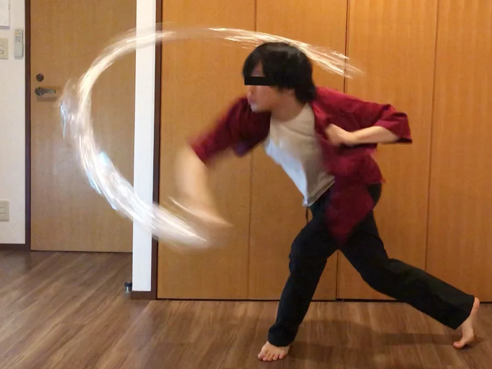 手足にラップを巻いてパンチなどを出すと？格ゲーのエフェクトを再現できるwww