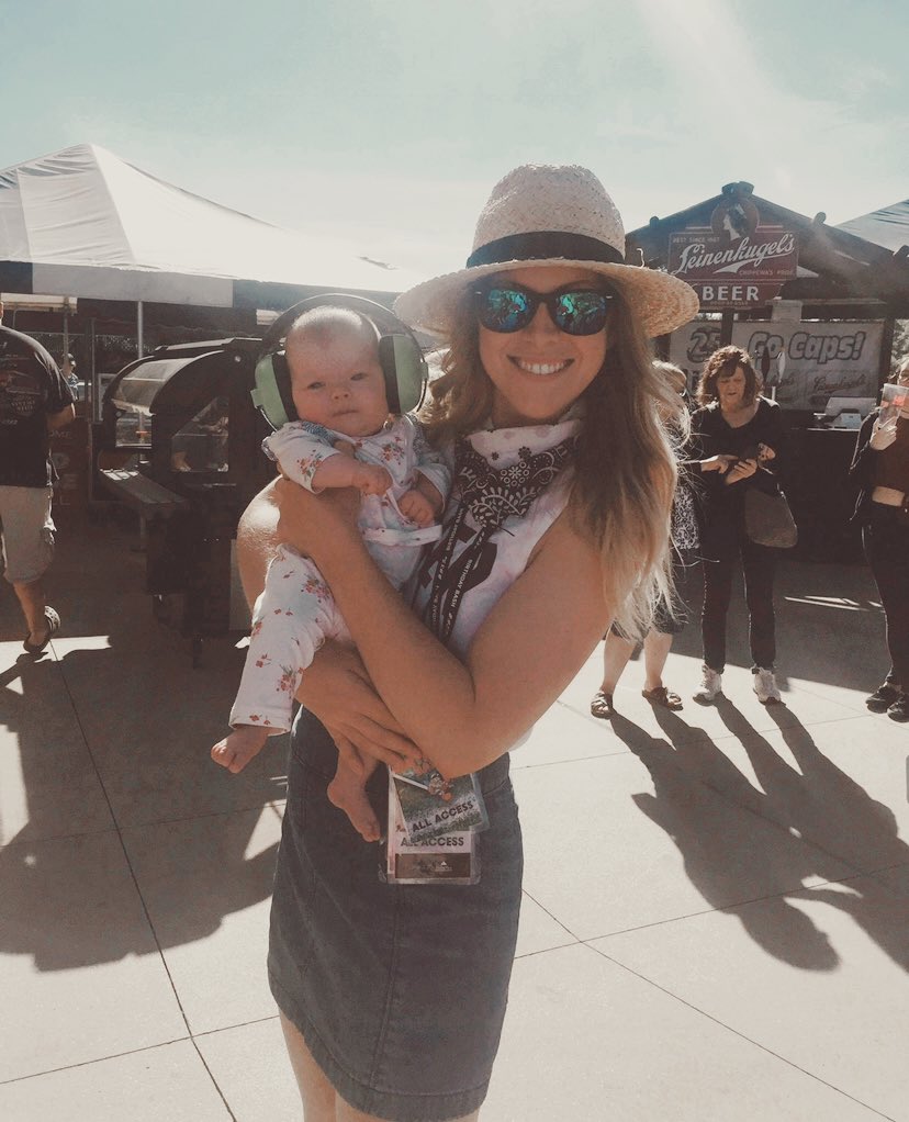 AlyMacOnAir's tweet image. We announce our headliner Monday at 7:20am for #B93Bash 29!!! Ahhhh! Finally 🥲

One of my favorite B-93 Birthday Bash memories ever. My niece’s first ever concert 😭🖤