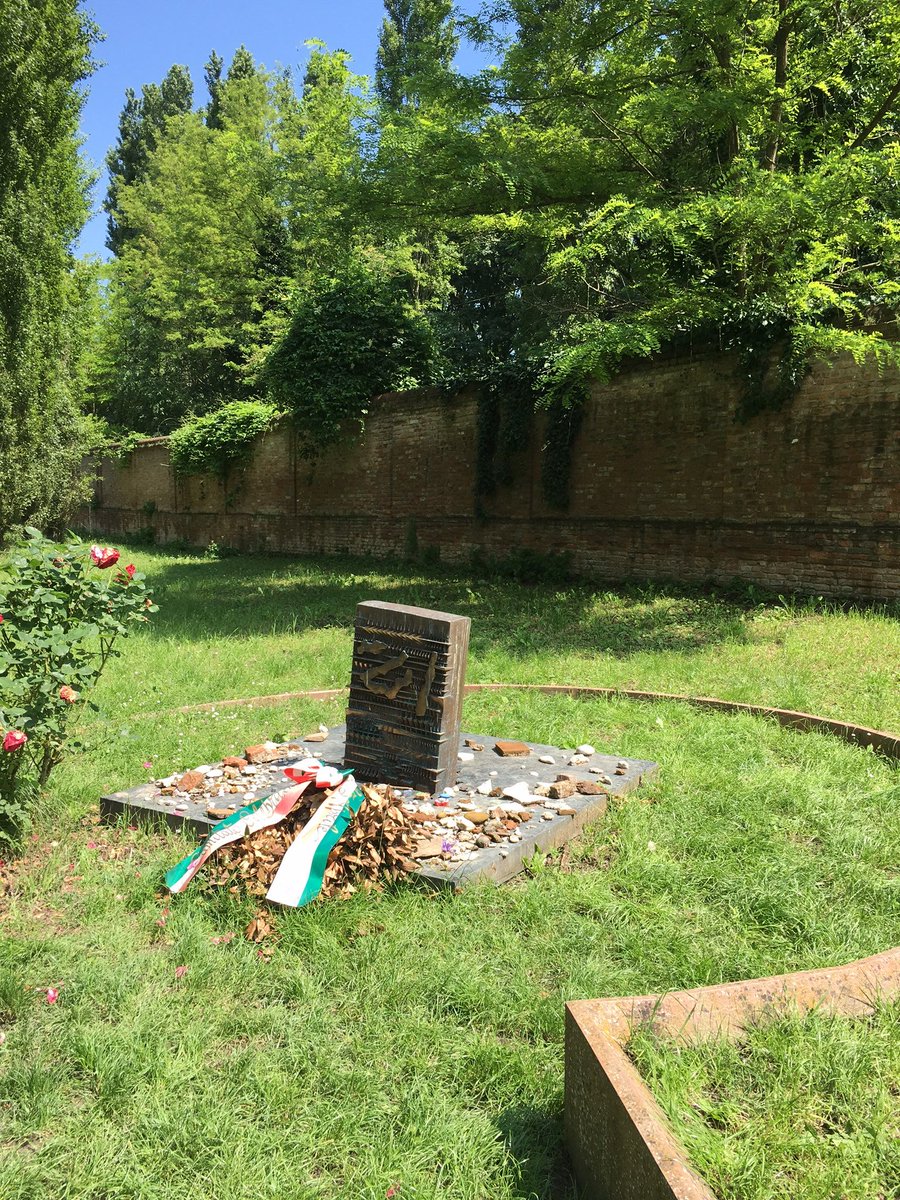 guidecca8's tweet image. Brand new opera #FinziContini opened at @Folksbiene theatre New York yesterday. Giorno di Memoria in Italy. Fabulous tribute to #Bassani #author and city of #Ferrara - elegant + poignant #reminder for us all. wp.me/p5eFNn-6MH