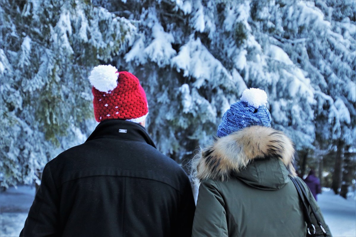 VPSunriver's tweet photo. Hey locals! Take advantage of this wonderful weather &amp; surprise your sweetheart with a stay in Sunriver this Valentines Day weekend! Have fun together as a tourist in your backyard! Most homes include a private hot tub &amp; FREE SHARC passes too! https://t.co/sVvyrxhEgv https://t.co/BT4gtoUfEW