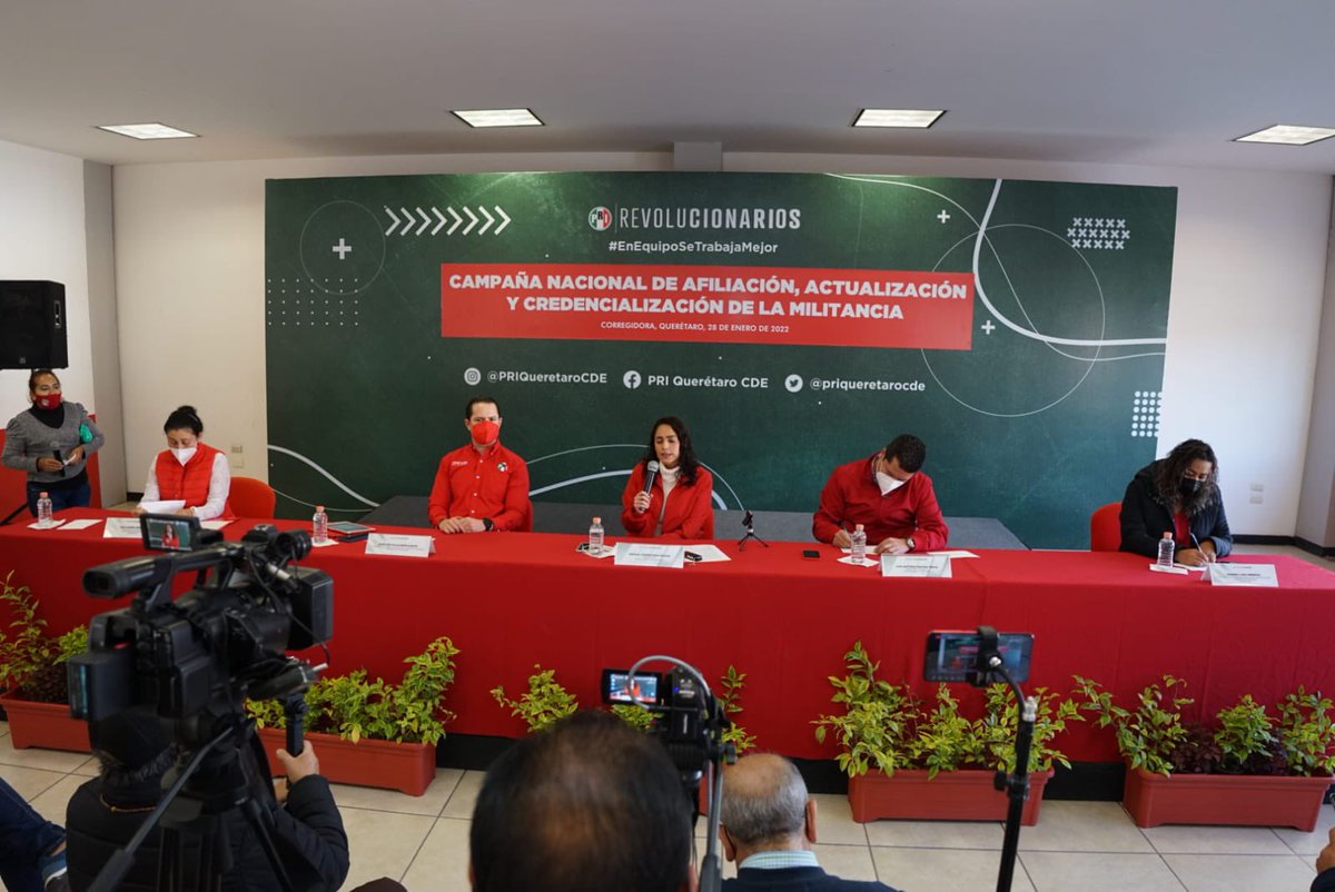 AbiArredondo's tweet photo. En rueda de prensa en compañía de @jlvillalobosg de la @CnarpPri, anunciamos la Campaña Nacional de Afiliación, Actualización y Credencialización de la Militancia.
En cada Mpio. tenemos gran presencia de priistas, comprometidos, entusiastas, que trabajan en beneficio del #PRIQRO. https://t.co/wkVdmZz3KN