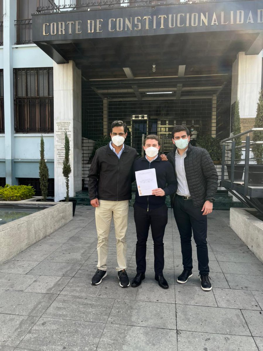 Con mucho orgullo, hoy nuestros alumnos con <a href="/saralarios/">Sara Larios</a> presentaron su primera inconsti. como proyecto de Procesal Constitucional. La acción está enfocada en eliminar restricciones al arbitraje ¡Felicidades <a href="/julianjofl/">Julián F.</a>, <a href="/JoseDougherty9/">Jose Dougherty</a> y <a href="/AballiLui/">Lui Aballi</a> y gracias a sus abogados!