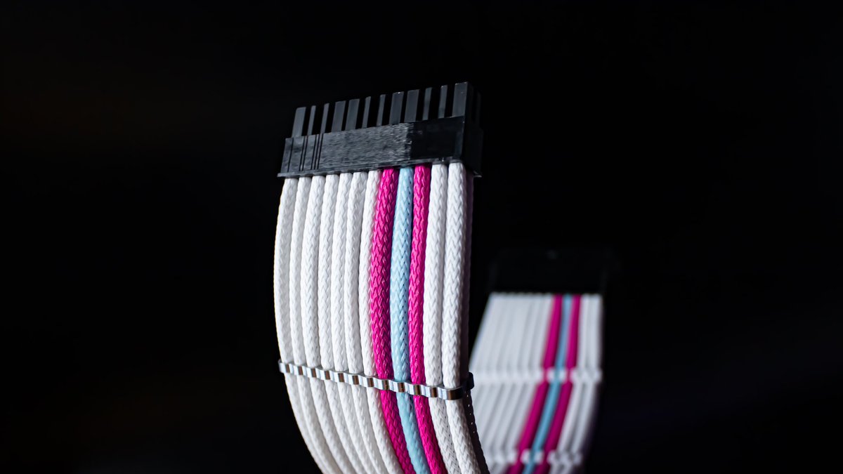 omegacables_jp's tweet image. 延長ケーブル(30cm)
ATX 24PIN ×1
PCIE 8PIN × 1
EPS 8PIN ×1
CableComb:アルミニウム

使用カラー
・XXX WHITE
・PERFECT PINK
・GULF BLUE

#スリーブケーブル #sleevecable #modpc #customcables #sleevedcables #psucables　#cablemanagement