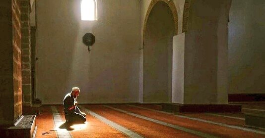 Kelamkalesi's tweet photo. "bir enkazın ortasındayım Rabbim, bana tutunabileceğim bir dal ver." https://t.co/7GLPDPmnWk