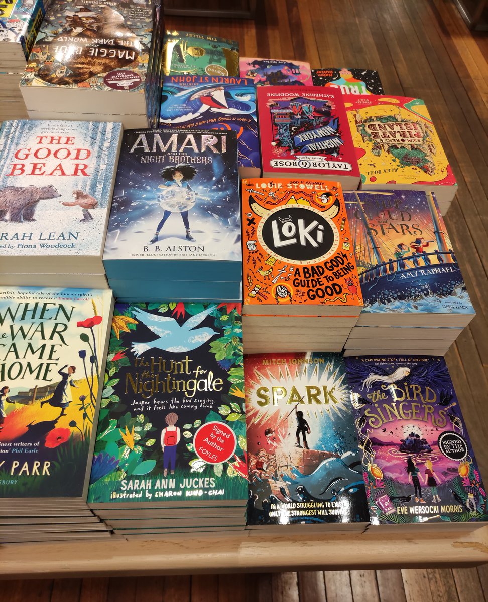 sarahannjuckes's tweet image. I've had the most brilliant day meeting booksellers across London and signing books. How brilliant too to find it in such wonderful company! 😍 @Louiestowell @WelshDragonParr @MzEvieMo @SarahLean1 @Foyles