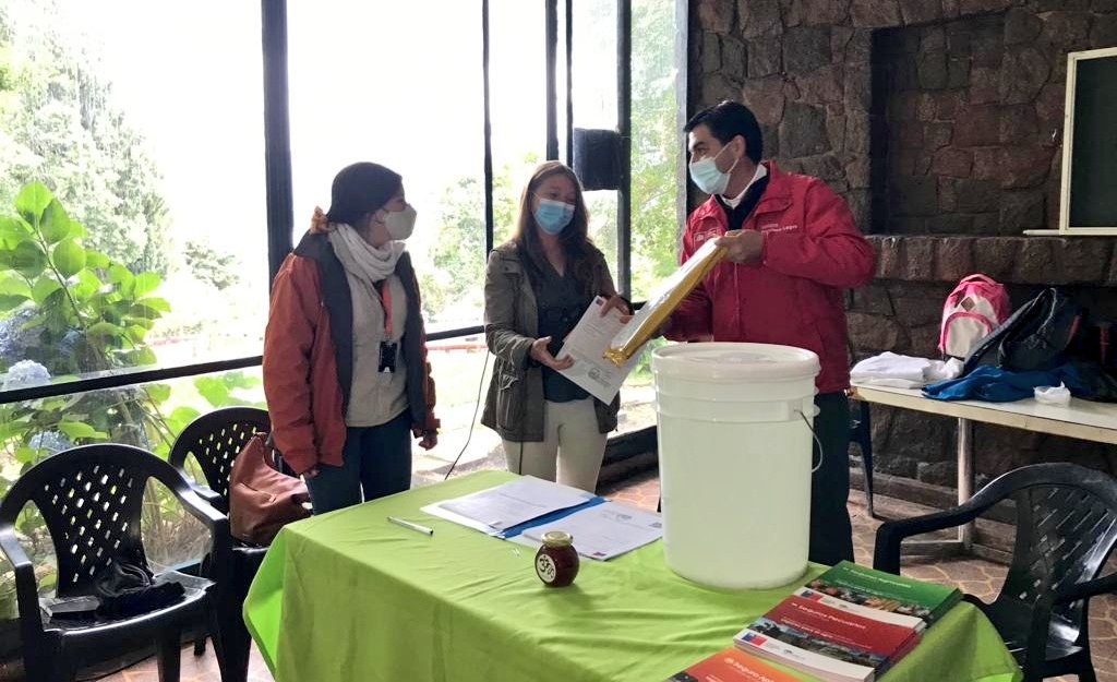 ¡Sigue el avance del plan #MinagriTeApoya en la Región del Biobío!

➡️Hoy, seremi <a href="/franciscolagosa/">Francisco Lagos Arriagada</a> realizó la entrega de insumos apícolas🐝 a pequeños apicultores 👨‍🌾 de la comuna de Chiguayante por emergencia agrícola🇨🇱