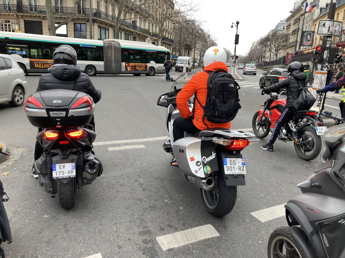 Lagrenade75's tweet photo. Ceci est un sas vélo mais je n’arrive pas à y mettre mon vélo. @RasLeScoot ! 
Paris, place de la République 
Si les 2RM sur les sas vélo étaient verbalisés, ils se passeraient le mot et cela cesserait rapidement ! 
A quand une verbalisation @nicolas_nordman @David_Belliard ? https://t.co/iqSJYNUTKg