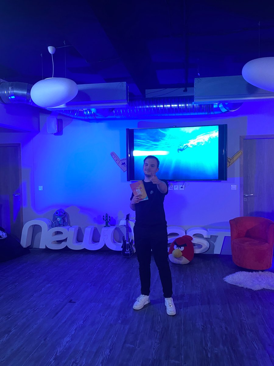 Benjamin Bardou prend les commandes de la présentation des soutenances ! 

Plus que quelques minutes avant de découvrir leurs idées follement créatives ! 

Rejoignez THE place to be : twitch.tv/newquest_team
#Hackathon2022 #challenge #innovation #direct