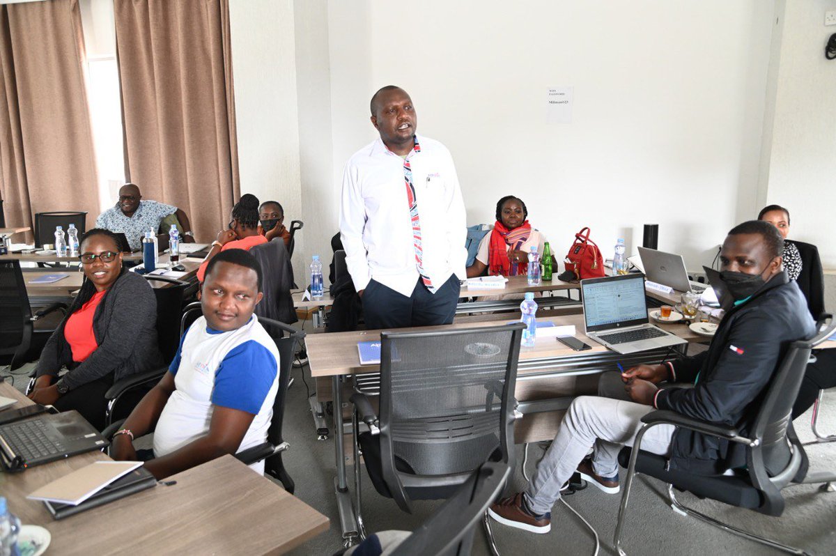 MediaCouncilK's tweet photo. Game plan: .@MediaCouncilK CEO.@DavidOmwoyo leads the Council management and Communications team at a strategy meeting in Nakuru County. https://t.co/2huFTss2jo