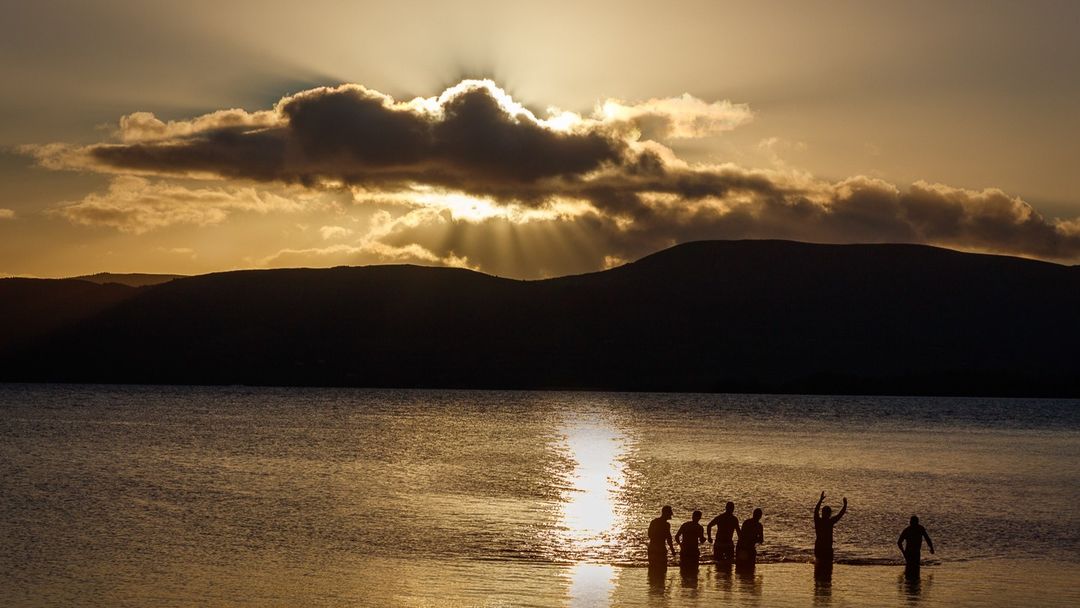 Brave souls were enjoying a winter dip in Lough Derg. Bet they feel super refreshed.

Thanks to <a href="/buffalostudios/">Buffalo Film Studios</a>  for the super image.

#discoverloughderg#loughdergblueway #FridayFeeling