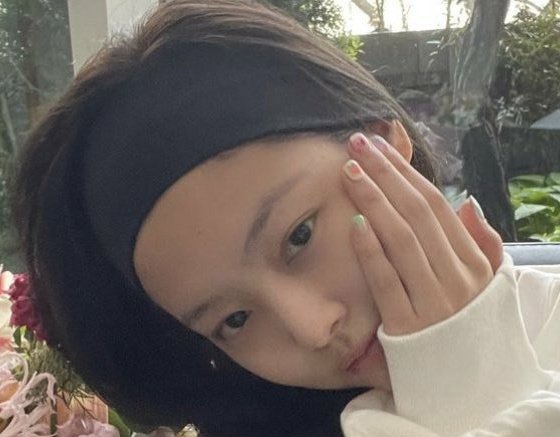 jnnieakgae's tweet photo. Jennie sin maquillaje/cara desnuda: Un hilo muy necesario https://t.co/5ZGJnT6X8Z