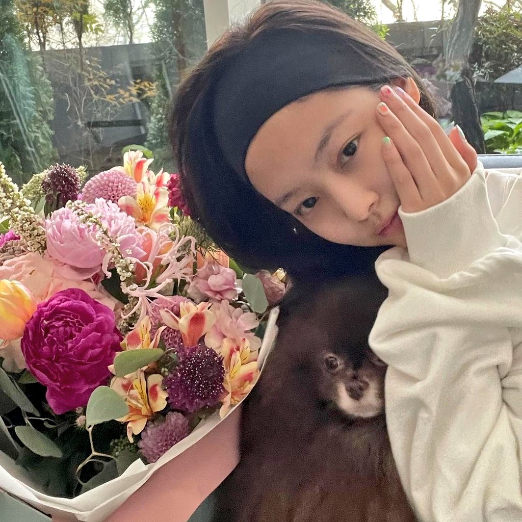 jnnieakgae's tweet photo. Jennie sin maquillaje/cara desnuda: Un hilo muy necesario https://t.co/5ZGJnT6X8Z