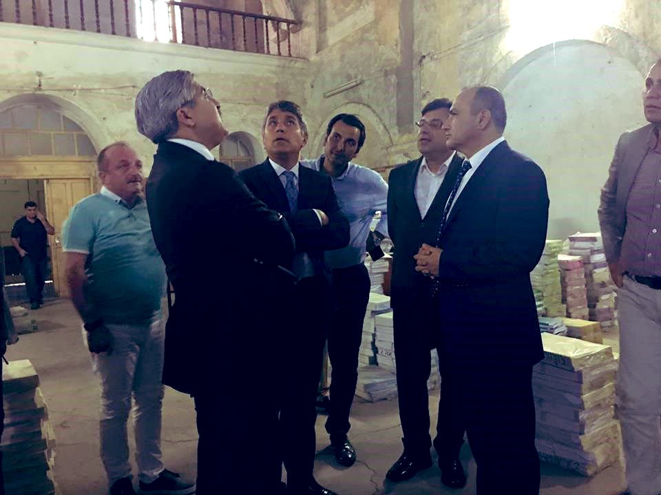 HuseyinYayman's tweet photo. Valimiz @dogan_rahmi, MEB Md. @mesutcerko Belediye Bşk. @AyhanYavuz_bld tarihi imzaları attılar. TEBRİK EDİYORUM

#Kırıkhan'da yer alan Sarı Okulu, Kültür ve Sanat Merkezine dönüştürüyoruz

Bakan Yardımcılığım döneminden bu yana takip ettiğimiz bu proje şehrimize hayırlı olsun🇹🇷 https://t.co/PG4WQrV4k1