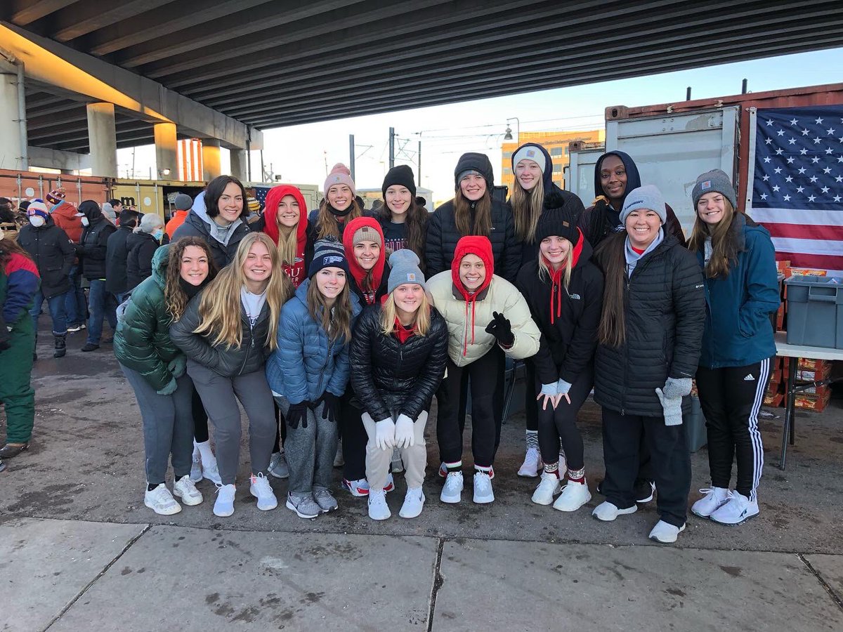 MSUDenverVB's tweet photo. ❄️Bundle up!! ❄️
Another great morning helping our one of our favorite non profits @foodforthoughtdenver 

#GetRowdy🔴🔵 | #RoadrunnersGiveBack https://t.co/0wYBYlOls0