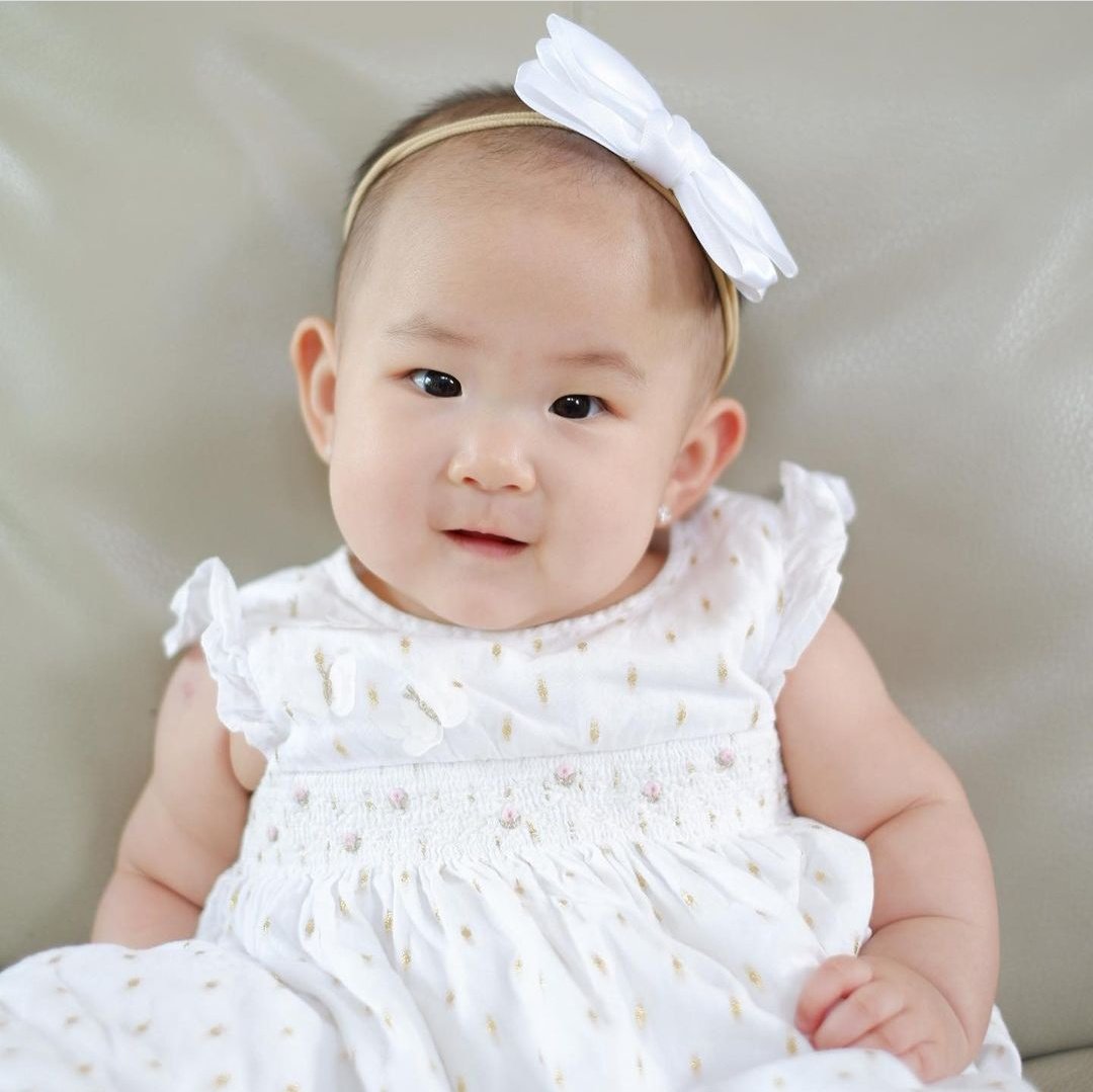 FAlfauzia16's tweet photo. Aaahh iya ponakan online aku ulang tahun juga hari ini.
Happy birthday bayi gemas kesayangan #TimMinions. Semoga selalu sehat, tumbuh menjadi anak baik, menjadi berkat untuk keluarga dan banyak orang, selalu bahagia tentunya dan dilimpahi banyak kasih sayangโค๏ธ https://t.co/2u9z4Mbcdg