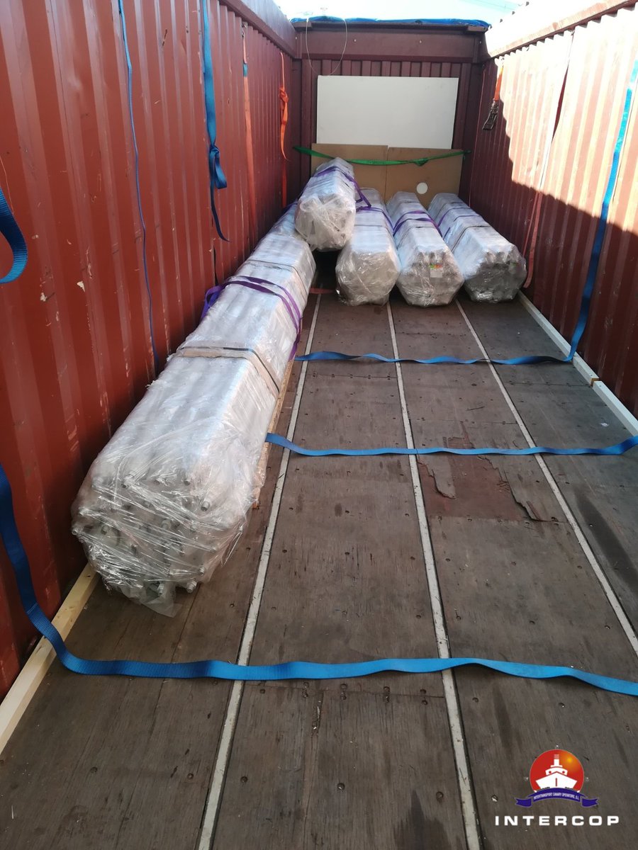 IntercopS_L's tweet photo. Un vistazo a algunas de nuestras operativas de comienzo de año para el trasvase de contenedores. Reacondicionamiento de contenedores para asegurar no solo las cargas, sino la optimización del transporte en cumplimiento con las mejores condiciones de seguridad #Freightforwarders https://t.co/9q7hRdNd5F