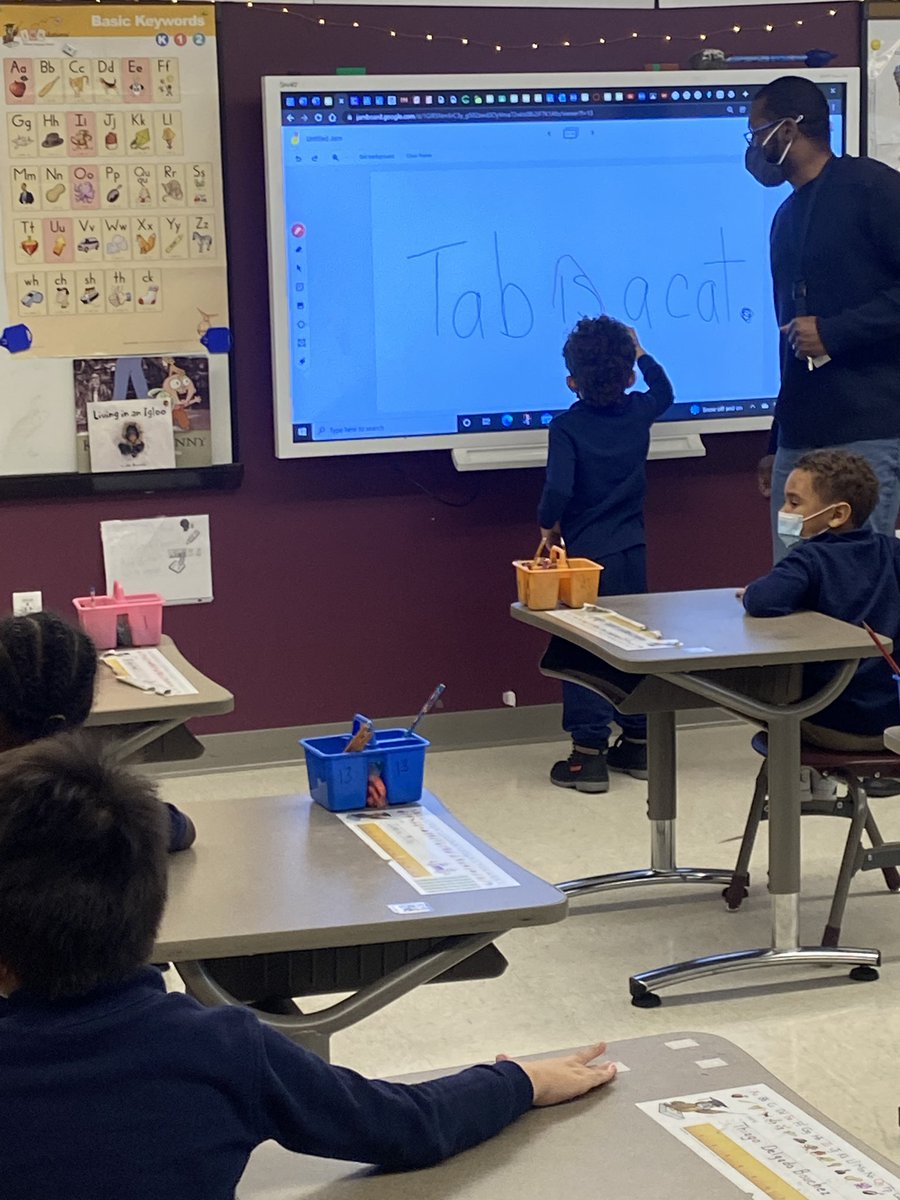 Stopped by @WestMiddleHPS today and saw #Kindergarten students identifying sight words in Mr. Clayton’s class!! @Hartford_Public @hps_PK12Lit @HartfordSuper