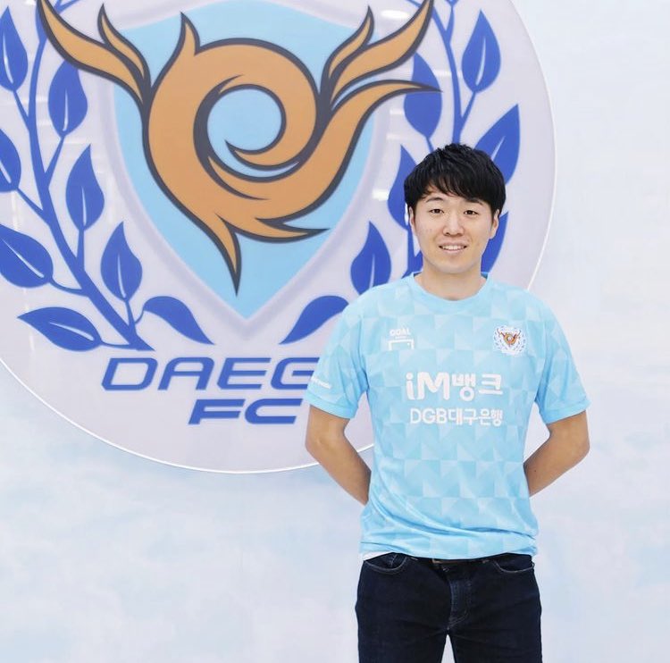 KLeagueEspanol's tweet photo. #OFICIAL 💙✍️
¡El lateral japonés 🇯🇵 Keita #Suzuki es nuevo jugador de #Daegu FC💙🦔!
Debutó en la Liga de Montenegro 🇲🇪 en 2016 y desde entonces ha pasado por el FK Ivar #Rozaze, el FK #Verane y el FK #Podgorica. https://t.co/LyI4hhMLg1