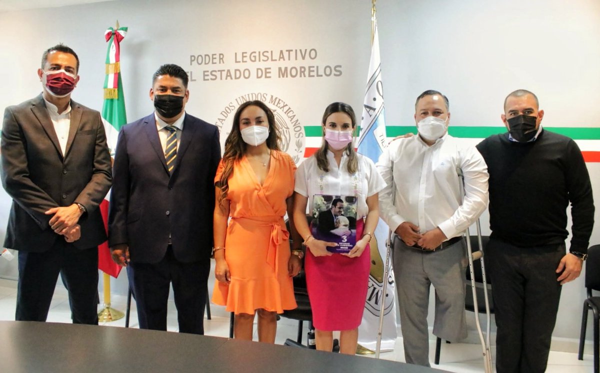 #AlMomento |🏛 En cumplimiento al artículo 33 de la de Constitución Política del Estado, el presidente de la Mesa Directiva del #CongresoMorelos <a href="/Paco_Sanchez_Z/">Paco Sánchez Zavala</a> dio la bienvenida a la Secretaria de Hacienda, <a href="/MonicaBoggioTM/">Mónica Boggio</a> con motivo de la entrega del 3er Informe de Gobierno. 📑