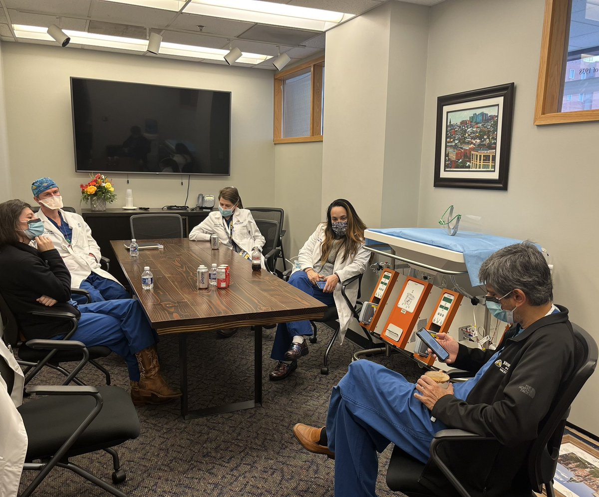 <a href="/NirajMDesai1/">Niraj Desai</a> giving kidney transplant mock orals to our fellows. <a href="/jordanpyda/">Jordan Pyda</a> knows exactly how to handle difficult arterial anatomy on a kidney. 
We need <a href="/AndrewMCameron/">Andrew Cameron</a> for the SLK questions! 
tinyurl.com/4b37ue2z