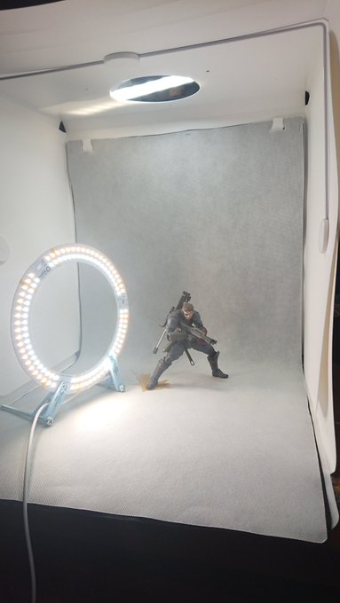 撮影ブースの天井に付いてた輪のライトを逆に置き型にしたらもっといいのでは!?と思ってさっきから試しに写真撮ってました 