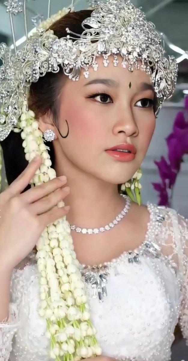 char_lenej's tweet photo. 𝒜 𝒷𝓇𝒾𝒹ℯ 𝓌𝒾𝓉𝒽ℴ𝓊𝓉 𝒶 ℊ𝓇ℴℴ𝓂🥀 https://t.co/SX9X1ky3zV