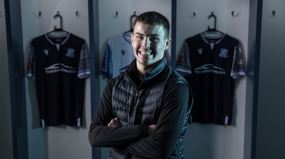 wood10_jack's tweet photo. Delighted to have signed for @SUFCRootsHall can’t wait to get started 🔵🔵 https://t.co/DvW7CsZR8H