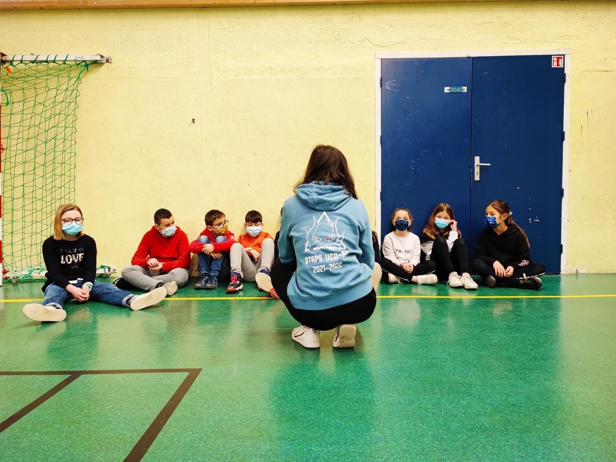 Chaudru_'s tweet photo. Les étudiants #stapsAPA de #ucobs engagés auprès du Comité départemental handisport du Morbihan pour une sensibilisation handisport 👨🦽👨🏻🦼👨🏼🦯 auprès des jeunes de l’école René Rogues à Vannes et de l’accueil de loisirs Arlequin à Auray ! #cdh56 #sop2022 #formationDeTerrain https://t.co/Brzk9fnrGl