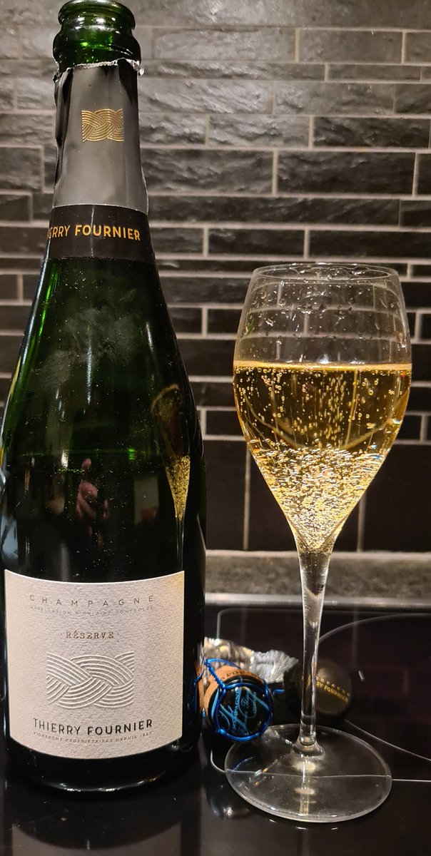 Trevlig fredag alla twittervänner! Fredagschampagnen är Thierry Fournier, riktigt trevlig, med lång eftersmak med den ovanliga blandningen 80%PM/10%PN/10%CH. Privatimport via <a href="/WinescoutSe/">winescout.se</a> så hämtar ni på SB, smidigt värre #persvintips