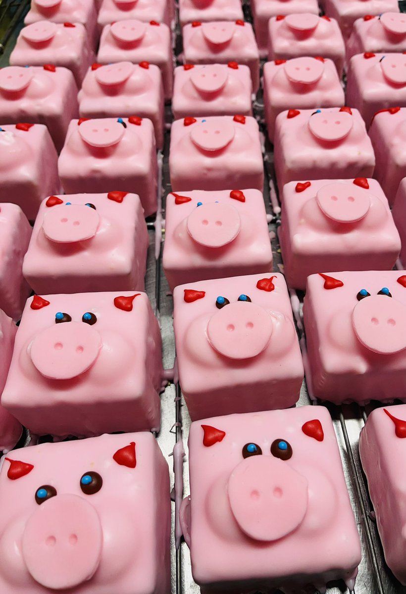 BakerMurdoch's tweet photo. Oinks available at all MAS shops and @ThainsBakery https://t.co/dDkP4kPI9e