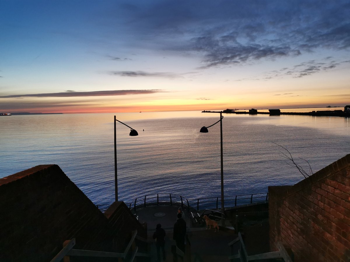 CazR1chards's tweet photo. Not a bad start to the day. Walking to work has its advantages.
A rather lovely Newtons Cove dawn.
#newtonscove #sunrise #fridaylight #FridayFeeling #weysoho #coastalliving #weymouth #dorset #ThePhotoHour https://t.co/7SLDYH0Hes