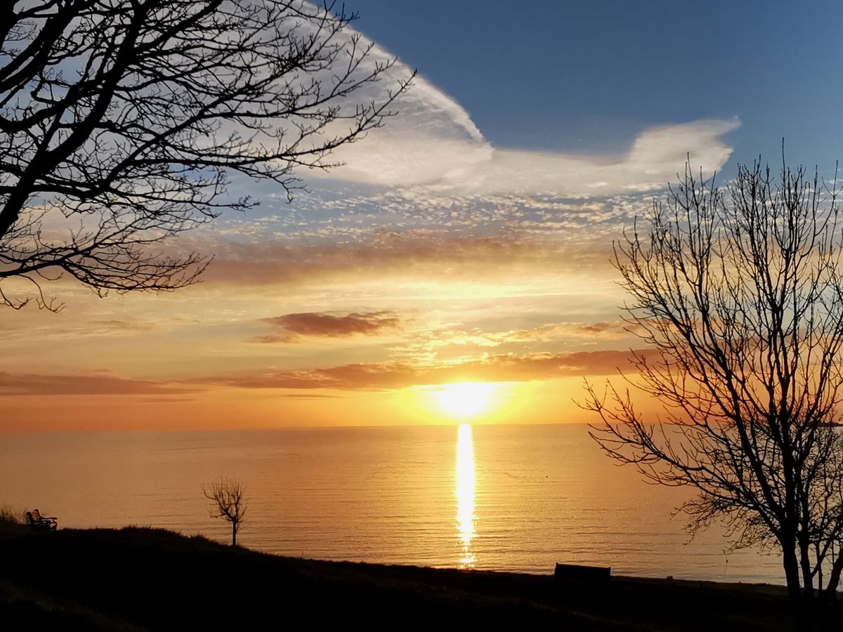 CazR1chards's tweet photo. Not a bad start to the day. Walking to work has its advantages.
A rather lovely Newtons Cove dawn.
#newtonscove #sunrise #fridaylight #FridayFeeling #weysoho #coastalliving #weymouth #dorset #ThePhotoHour https://t.co/7SLDYH0Hes