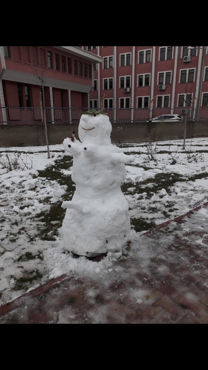 ramografya's tweet photo. @sdunun50tonu Bu da şehir hastanesi tarafında kimliği belirsiz sanatçılarımızın eseri :d https://t.co/Lj05YkGlUH