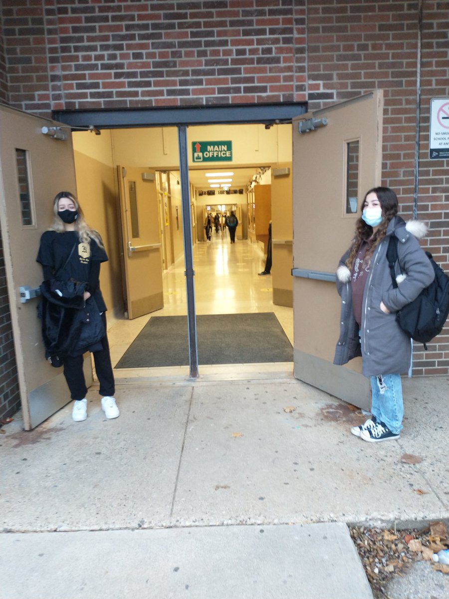 5/ They also held a door holding project during the cold Dec. month to increase school spirit, introduce the student body to our various student leaders &amp; to help each day begin on a high. 
Buttons, candy canes, music, karaoke, &amp; cheer all welcomed the students into the building